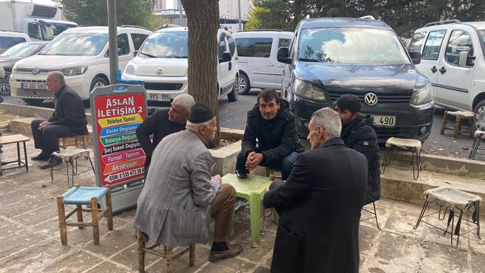 Männer beim Plausch