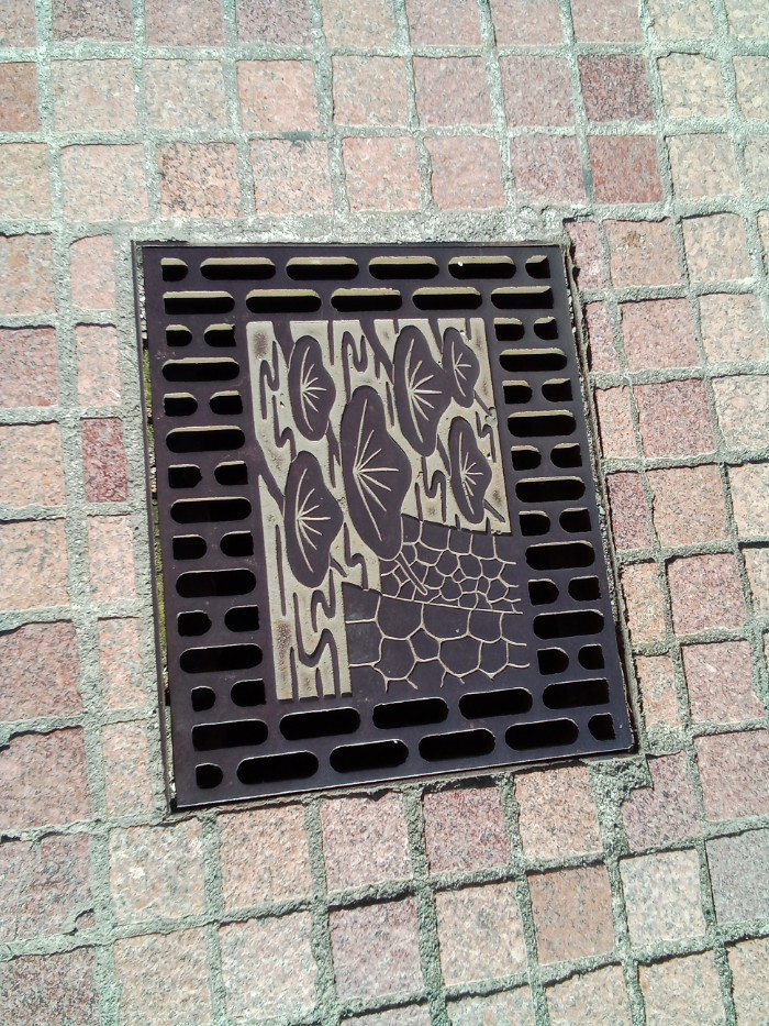 四角いマンホール？