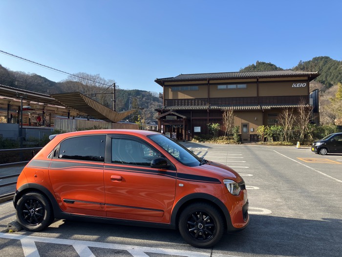 温泉の駐車場に車はとめました
