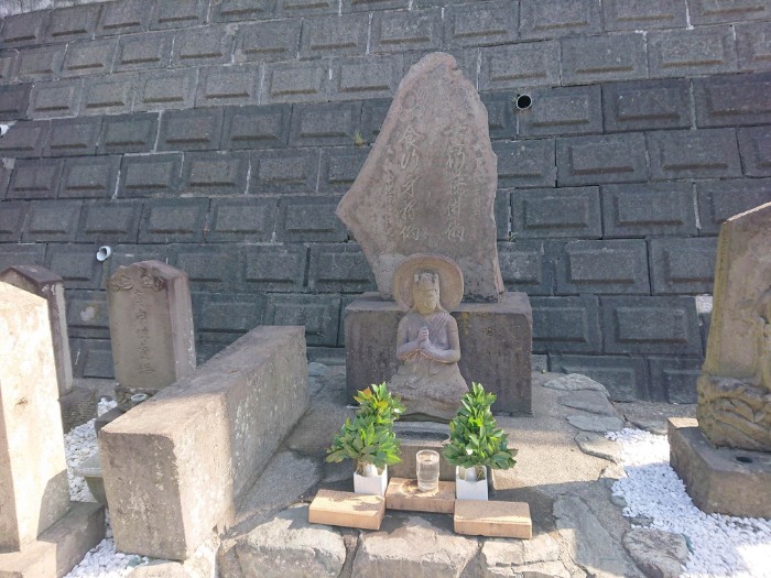 矢之津の石塔碑群