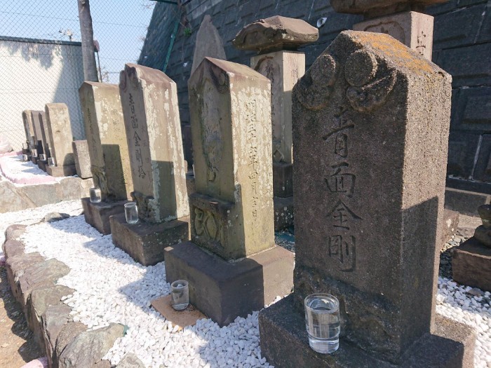 矢之津の石塔碑群