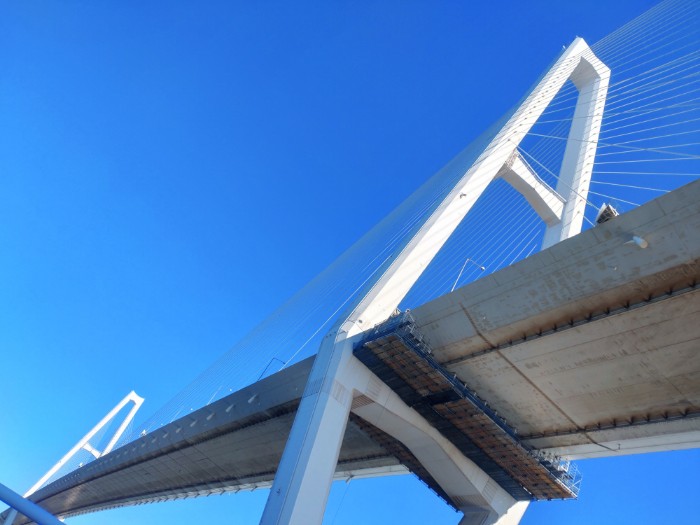 名港トリトンをくぐる