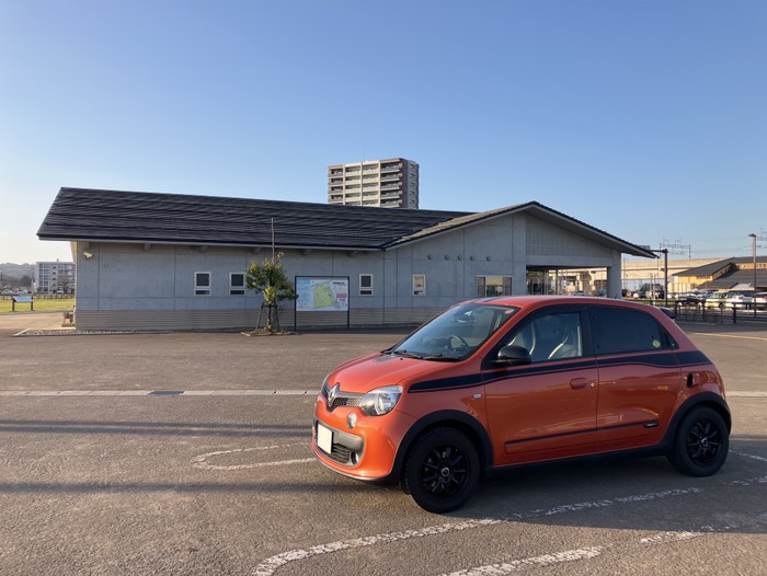 釜蓋遺跡ガイダンス館とトゥインゴ