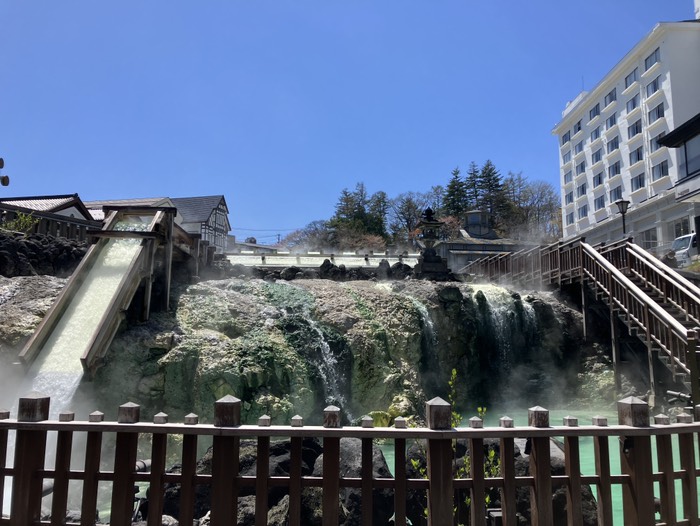 定番の湯畑にて