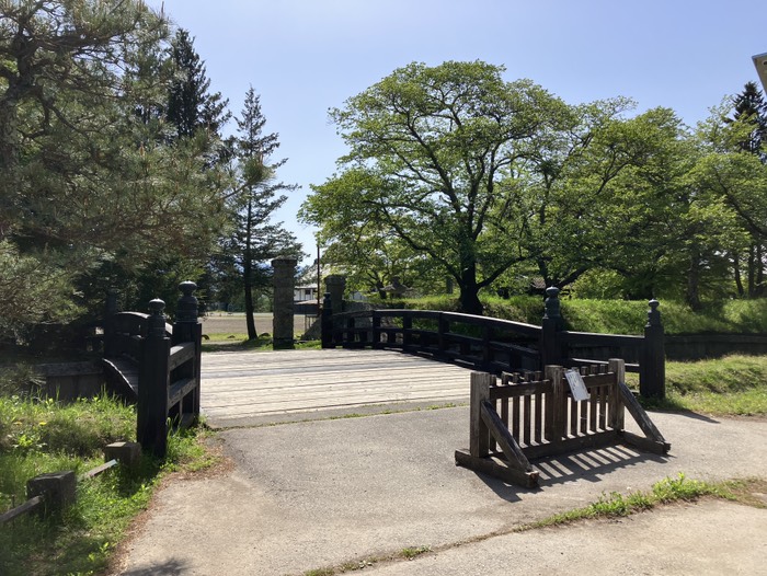 大手門から田口小学校を覗く