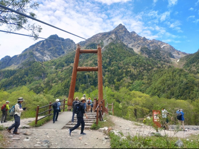 明神橋と明神岳
