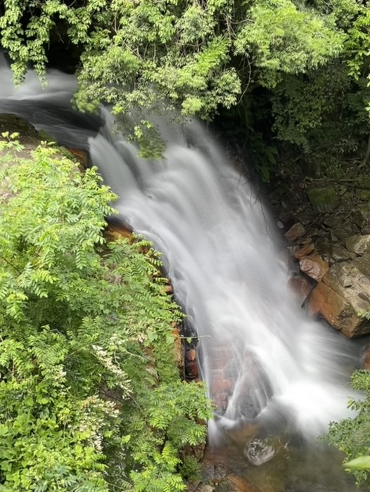 深山の滝上から
