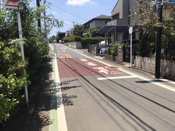 両側が高くなってる地形