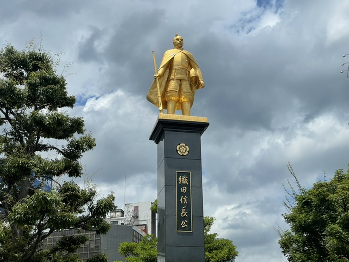黄金の信長像