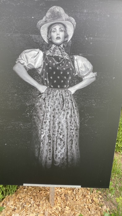 Mädchen in Schwarzwald Tracht mit dem Bollenhut