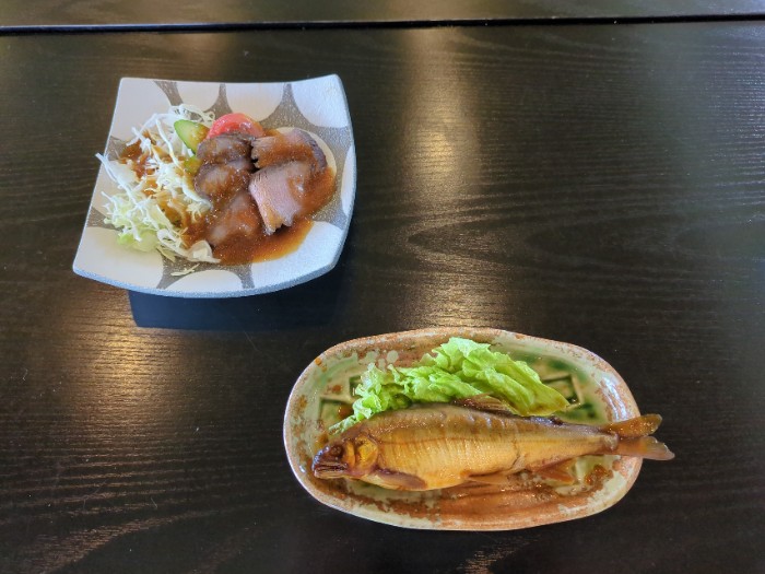 鮎の赤煮とローストジビエ(鹿)