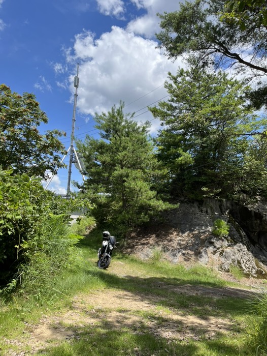 バイクの後ろからすぐ山頂
