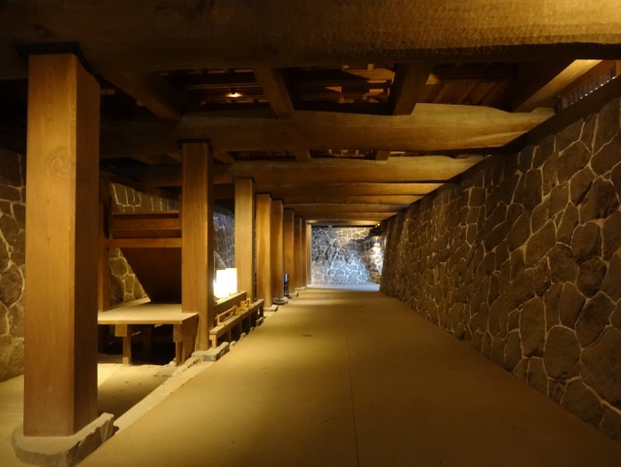 闇(くらが)り通路