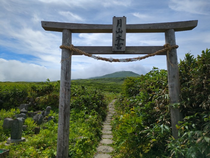 月山頂上を望む