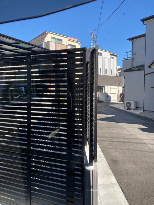 ②ピンクの建物手前