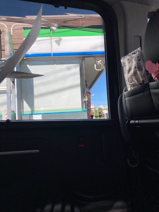 ⑥左側ファミリーマート前