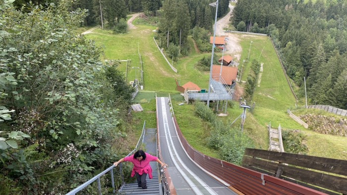 Ute keucht die Schanze hoch