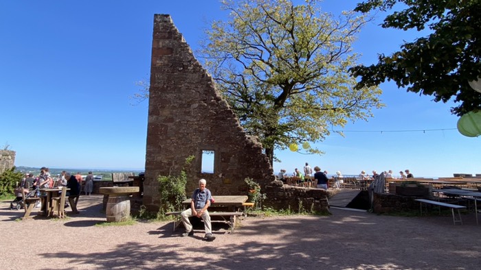 Mauerreste als Hintergrund 