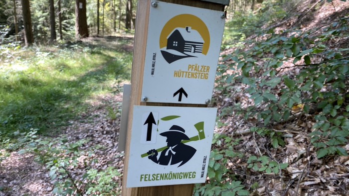 Wegezeichen des „Pfälzer Hüttensteig und des „Felsenkönig Weg“