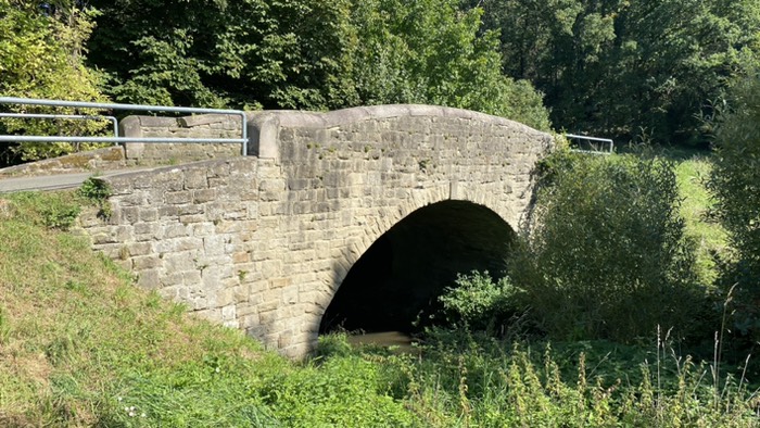 Natursteingewölbebrücke