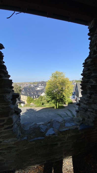 Blick auf die Stadt durch eine Maueröffnung
