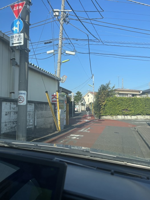 狭い　いつも右側を歩道に乗り上げて左折