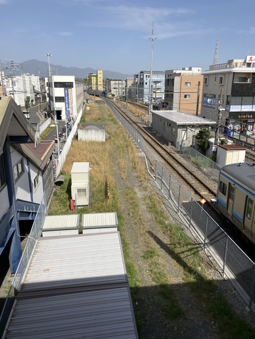 寒川駅から廃線跡を臨む