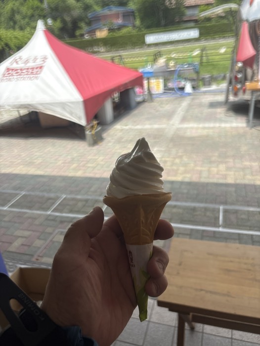道志道の駅で暑さに負けてソフトクリーム🍦