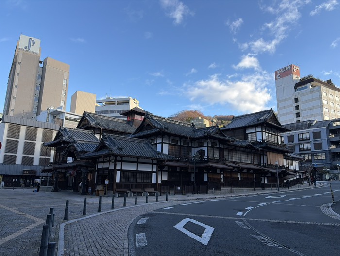 朝の道後温泉本館