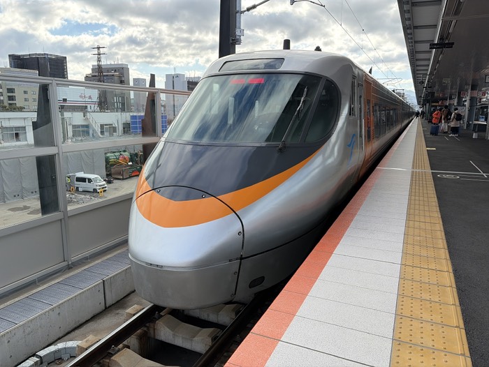 特急で瀬戸大橋渡ります