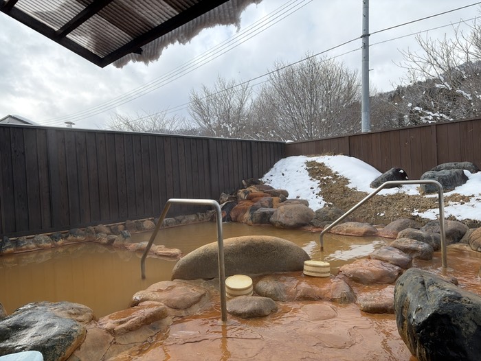 名前のとおり岩が赤くなってました