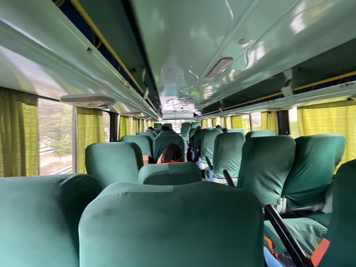 バスの中揺れるー