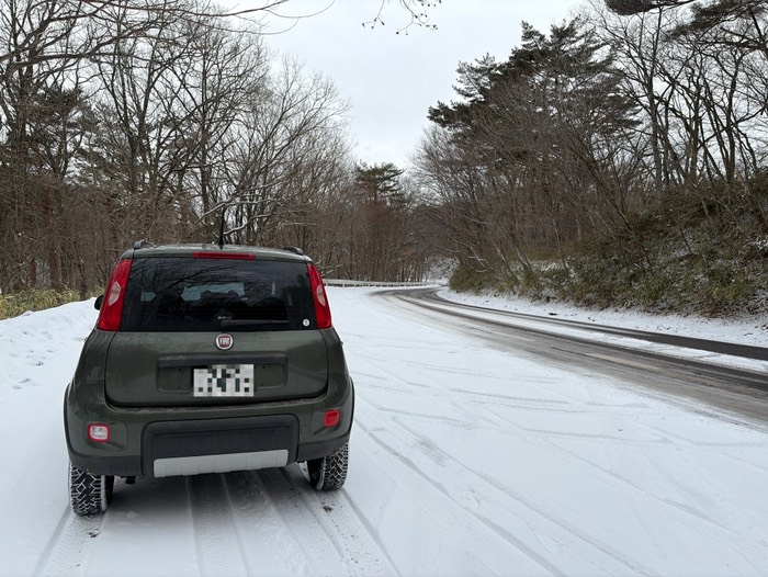 このちょっと手前から雪道になりました