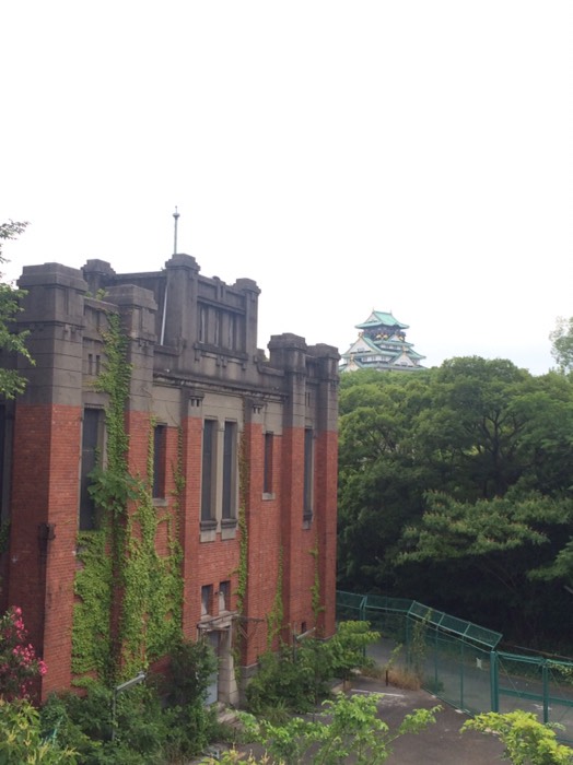 レンガ造りの建物と大阪城