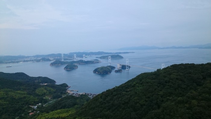 亀老山展望台から来島海峡大橋。