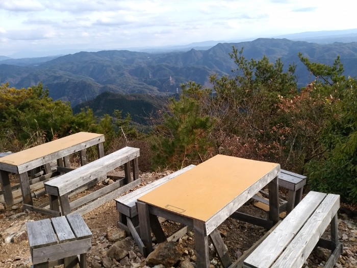 山頂 ベンチとテーブル
