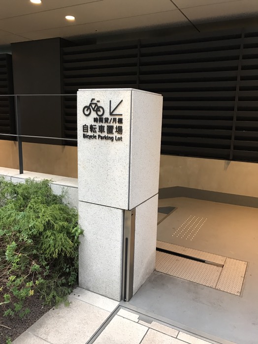 東京スクエアガーデンの駐輪場