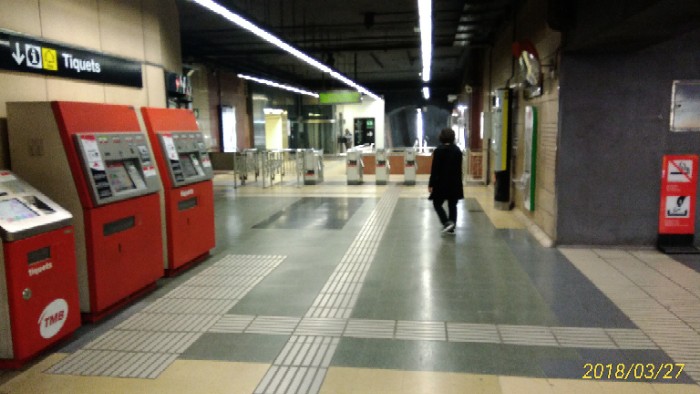 PalauReial駅改札口