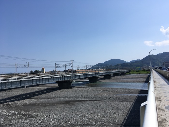 安倍川と東海道本線。