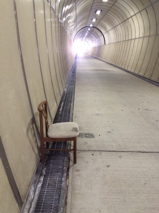 トンネル内に置かれた椅子