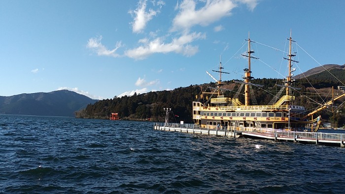 芦ノ湖と海賊船