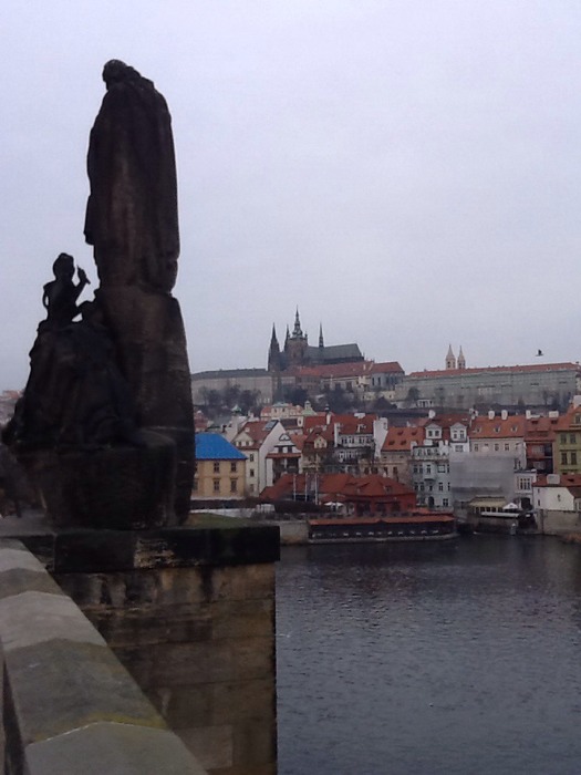 カレル橋から聖者とプラハ城を眺望