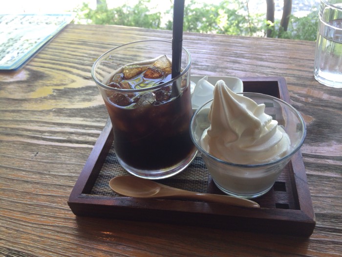 小国カフェでアイスコーヒー&ソフトクリーム