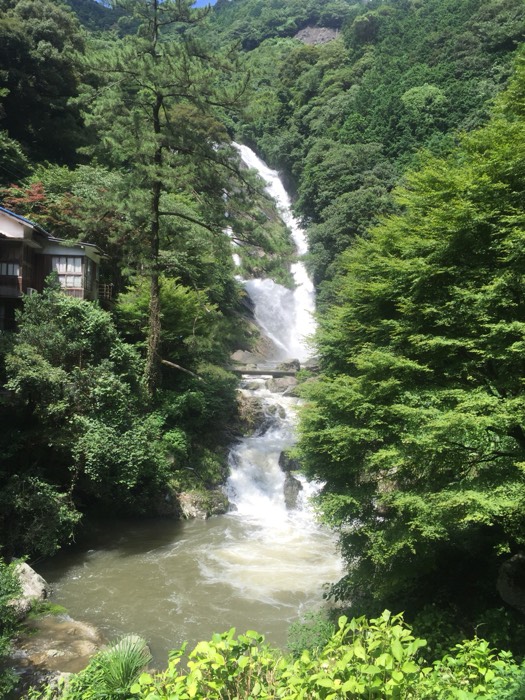 見帰りの滝