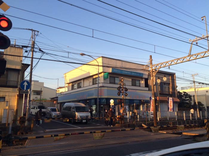 右に曲がって大和田駅