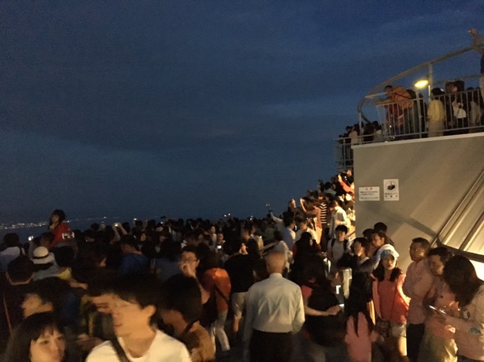 屋上展望台は大混雑💦