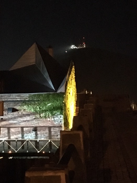 赤レンガ倉庫から函館山