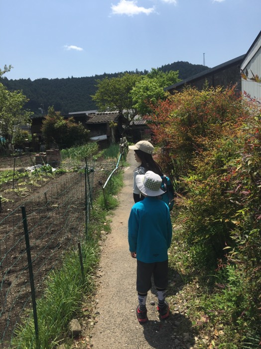 喫茶ルナ 横の小道へ