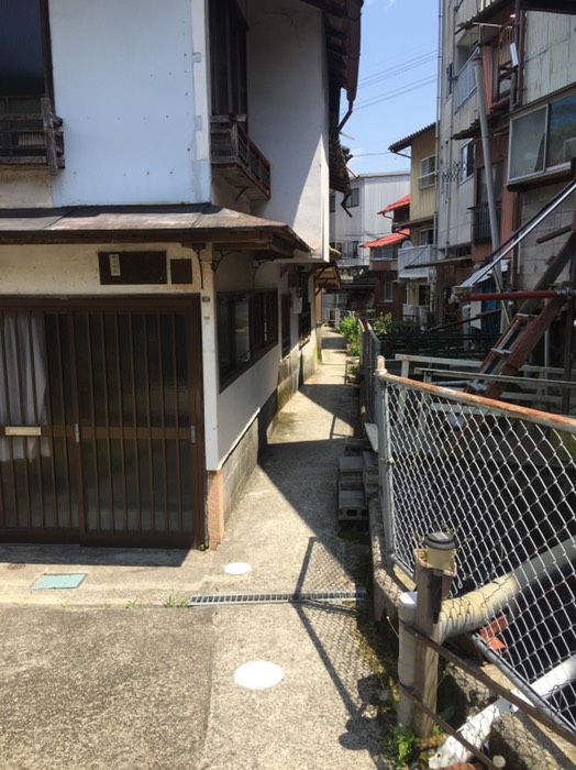 筋骨の路地、裏通りです