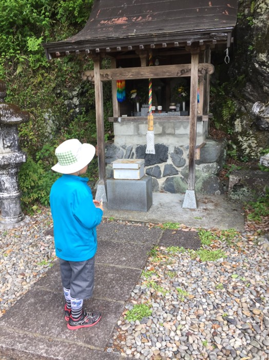 子守地蔵尊と、パワースポットのけやき